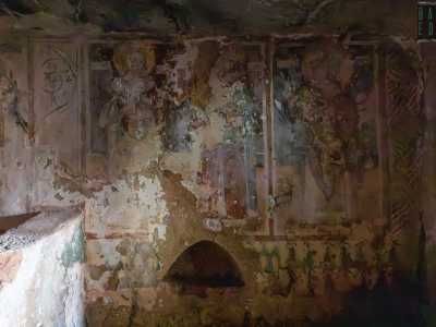 Sulle pareti laterali dei transetti riconosciamo le figure di sant�Eligio, i santi Cosma e Damiano...
